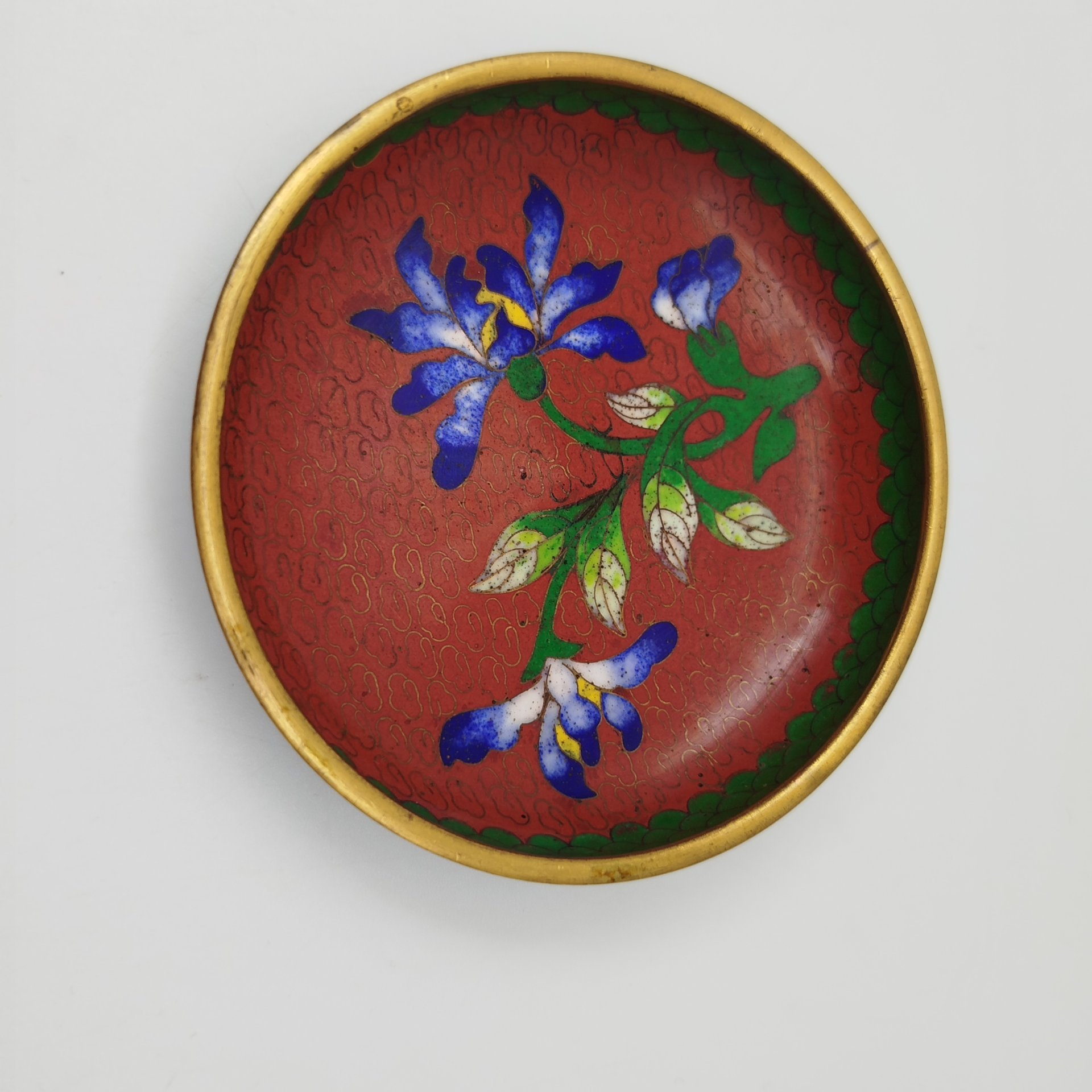 Розетка с изображением синих цветов на красном облачном фоне, выполненная в технике клуазоне, латунь, перегородчатая эмаль, Китай, 1950-1970 гг.