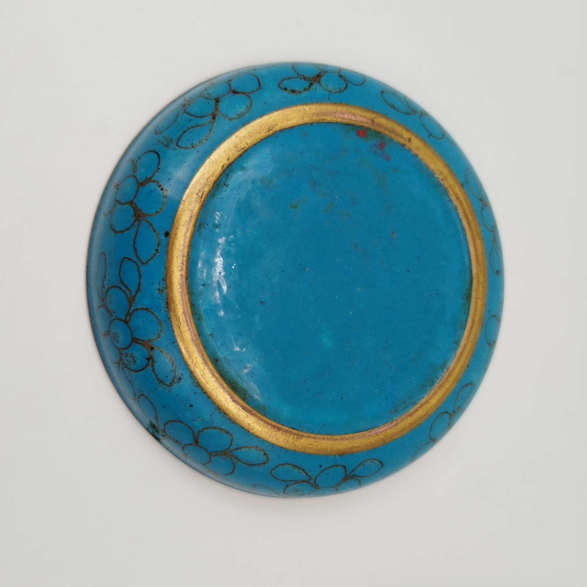 Розетка с изображением синих цветов на красном облачном фоне, выполненная в технике клуазоне, латунь, перегородчатая эмаль, Китай, 1950-1970 гг.