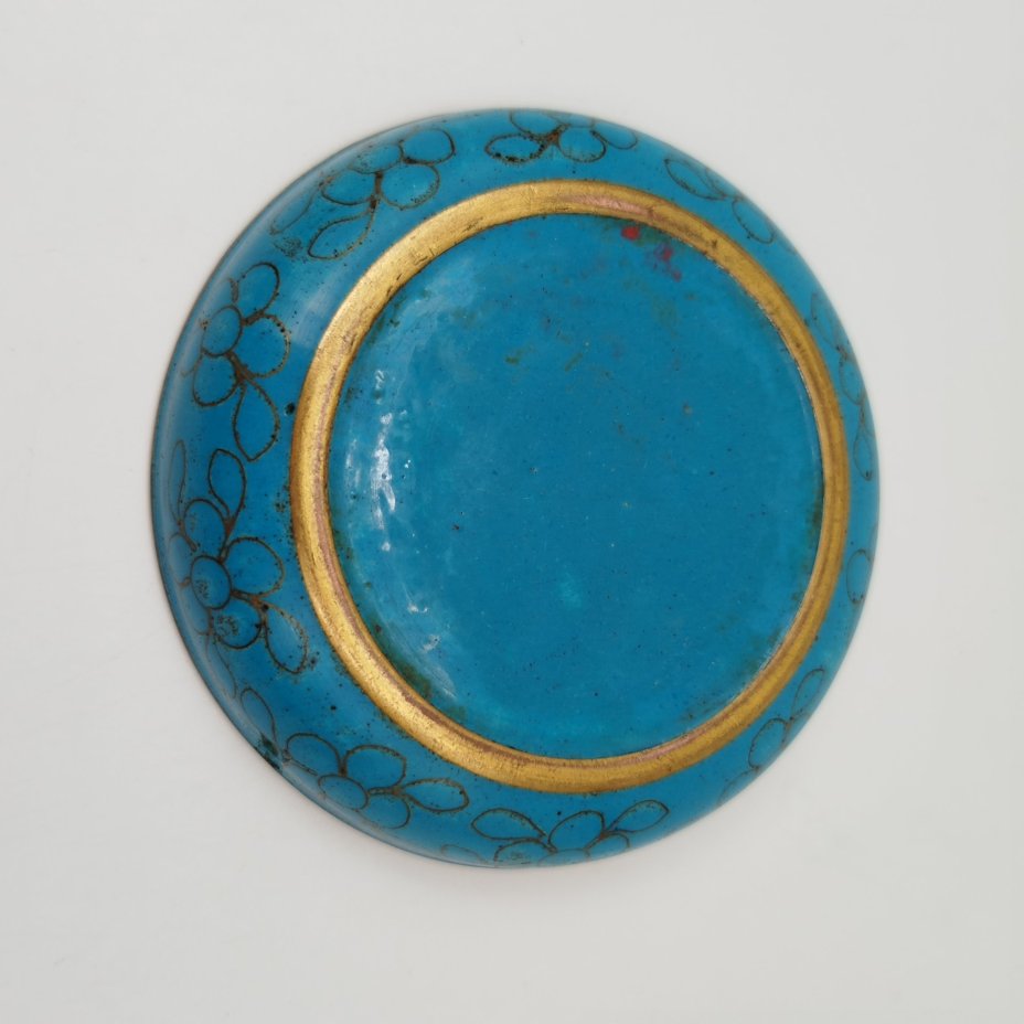 Розетка с изображением синих цветов на красном облачном фоне, выполненная в технике клуазоне, латунь, перегородчатая эмаль, Китай, 1950-1970 гг.