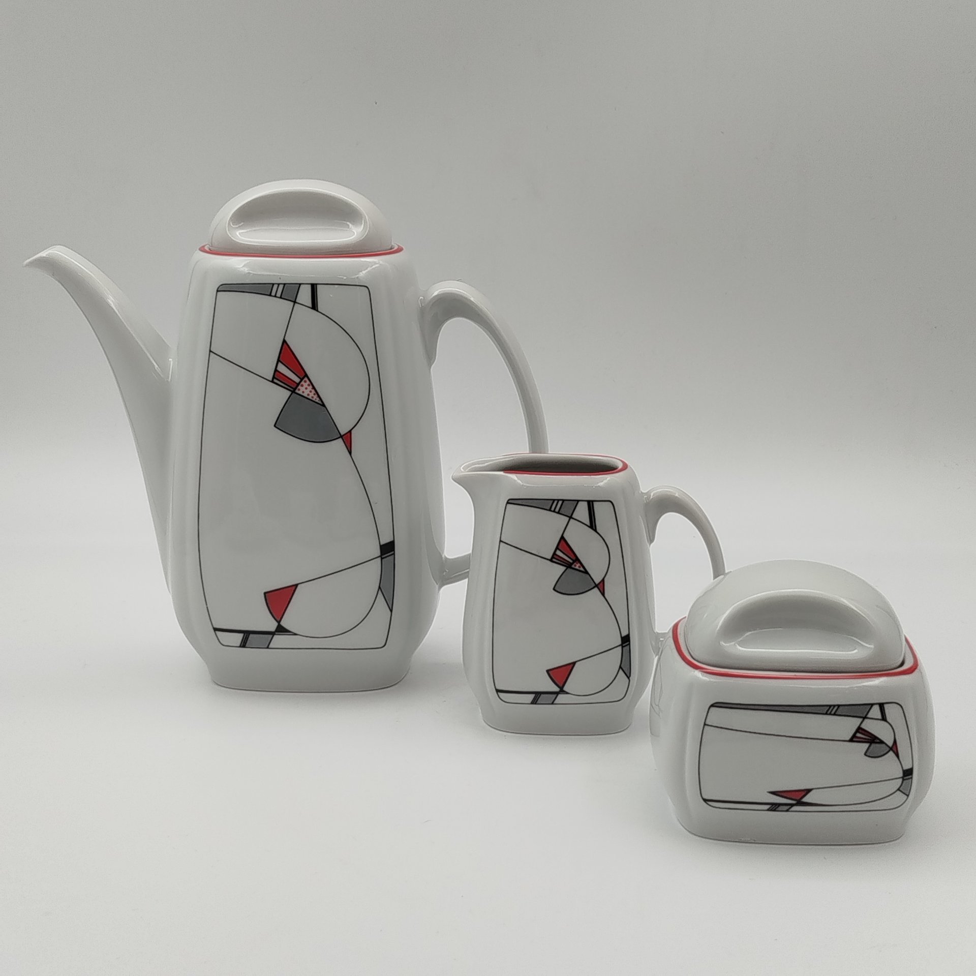 Сервиз кофейный на 6 персон, украшенный геометрическим декором (15 предметов), фарфор, деколь, Германия, 1973-1977 гг.