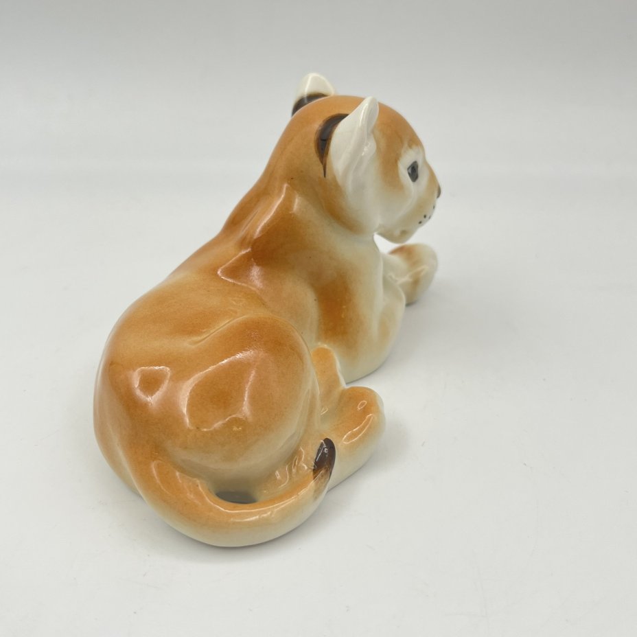 Статуэтка "Львёнок лежащий", скульптор Б.Я. Воробьев, фарфор, роспись, Ленинградский фарфоровый завод (ЛФЗ), СССР, 1986-1991 гг.