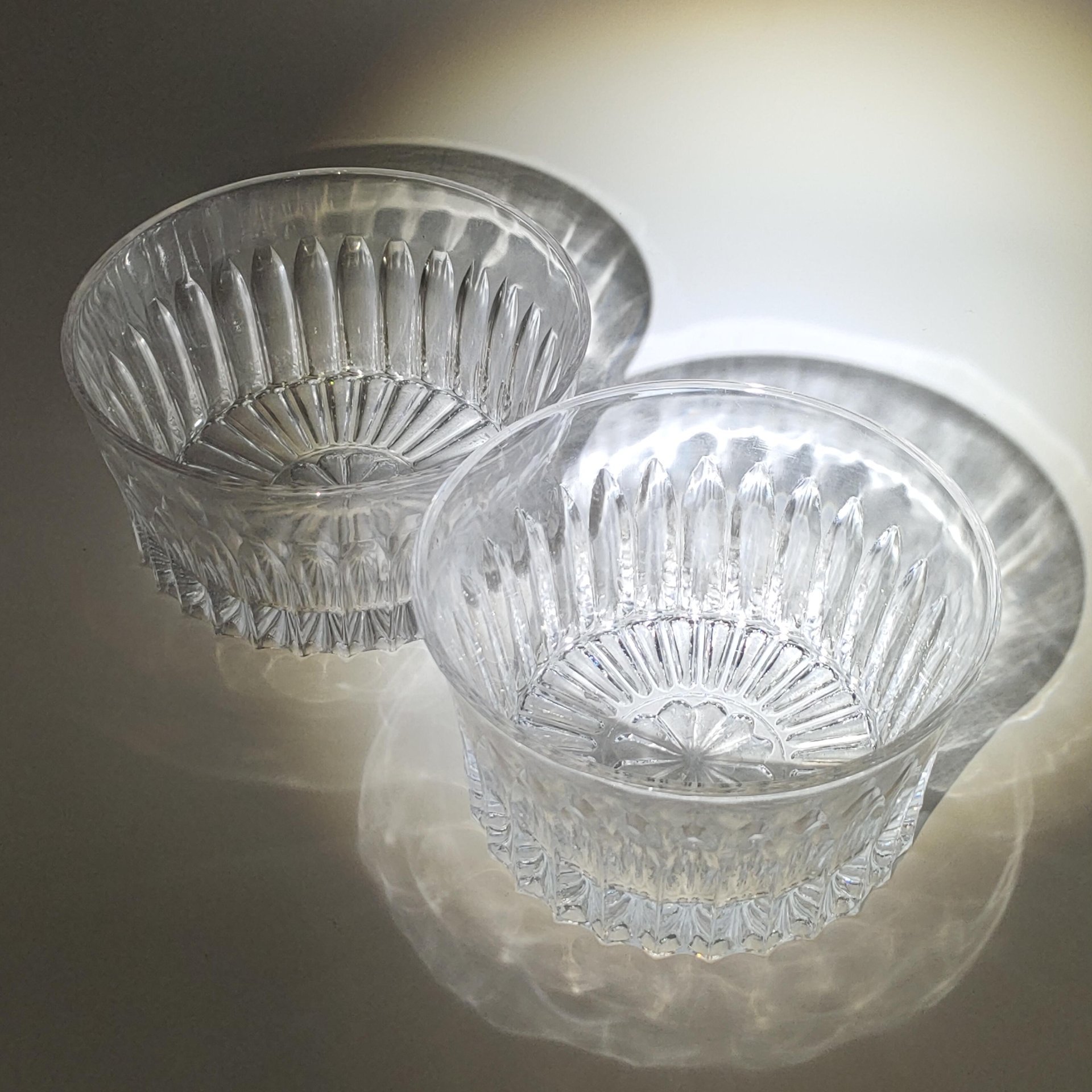 Набор из 2-х ваз (салатников) круглой формы с рельефным декором, Стекольный завод им. Володарского, стекло, пресс, СССР, 1970-1990 гг.