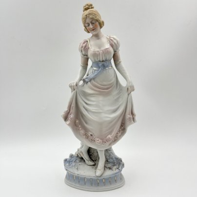 Статуэтка "Реверанс" ("Девушка в бальном платье"), фарфор, роспись, Западная Европа, 1930-1960 гг.