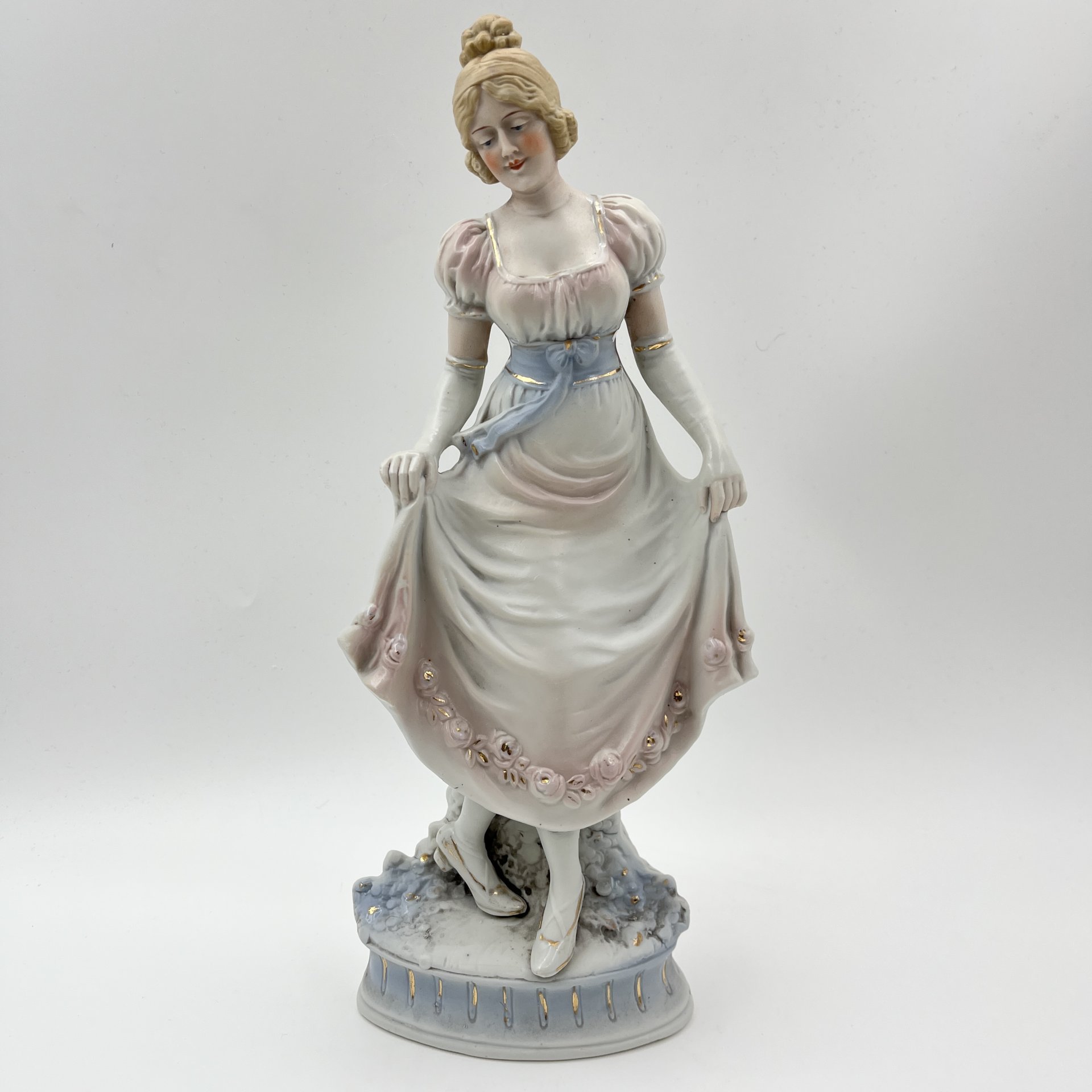 Статуэтка "Реверанс" ("Девушка в бальном платье"), фарфор, роспись, Западная Европа, 1930-1960 гг.