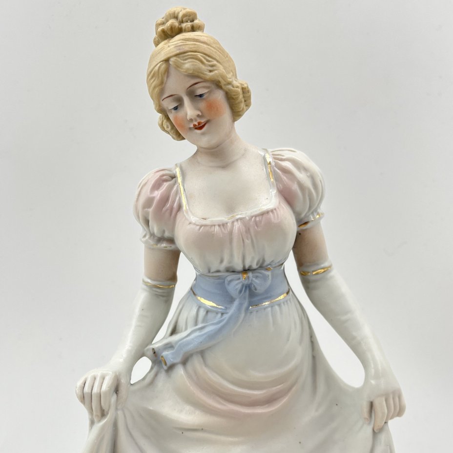 Статуэтка "Реверанс" ("Девушка в бальном платье")