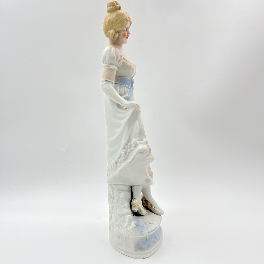 Статуэтка "Реверанс" ("Девушка в бальном платье")