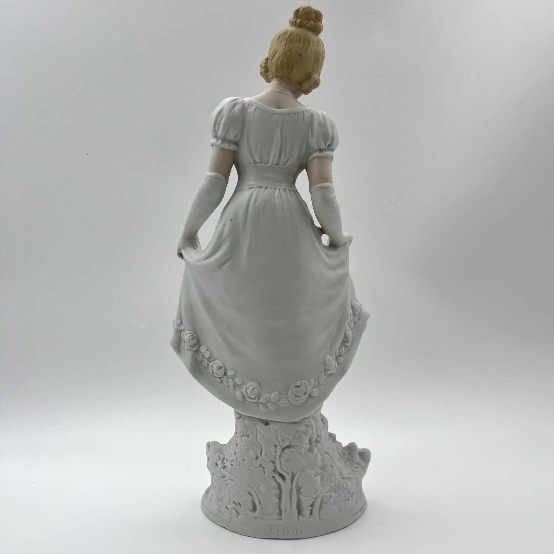 Статуэтка "Реверанс" ("Девушка в бальном платье"), фарфор, роспись, Западная Европа, 1930-1960 гг.
