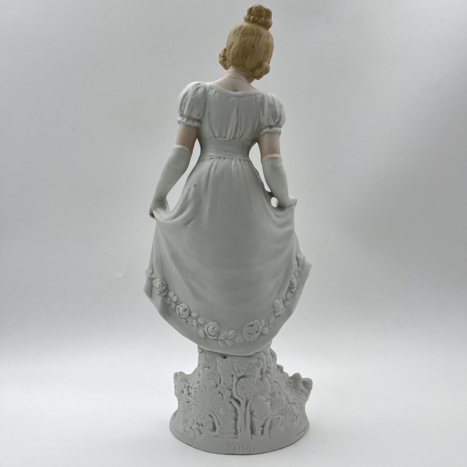 Статуэтка "Реверанс" ("Девушка в бальном платье")