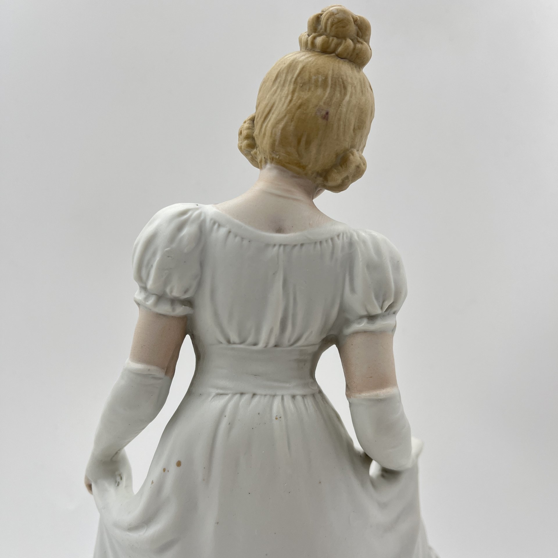 Статуэтка "Реверанс" ("Девушка в бальном платье"), фарфор, роспись, Западная Европа, 1930-1960 гг.