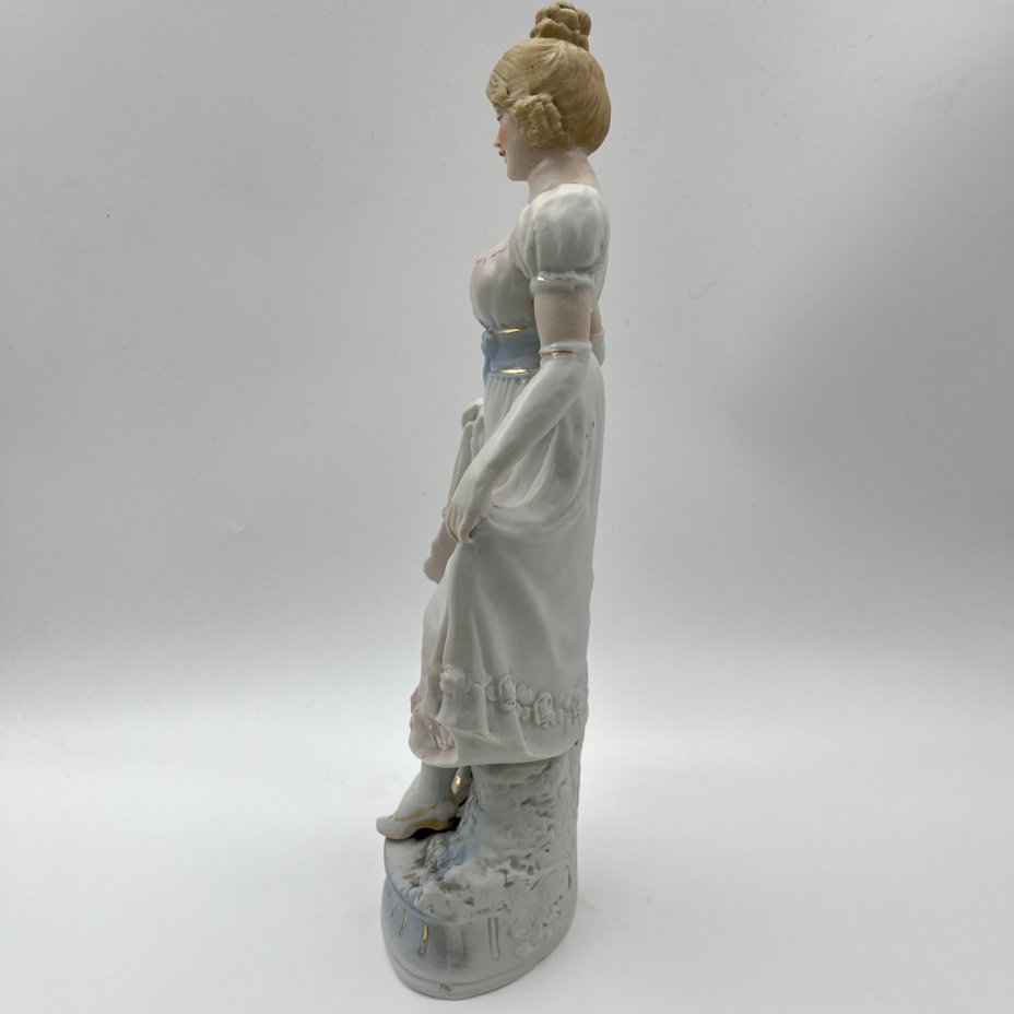 Статуэтка "Реверанс" ("Девушка в бальном платье")