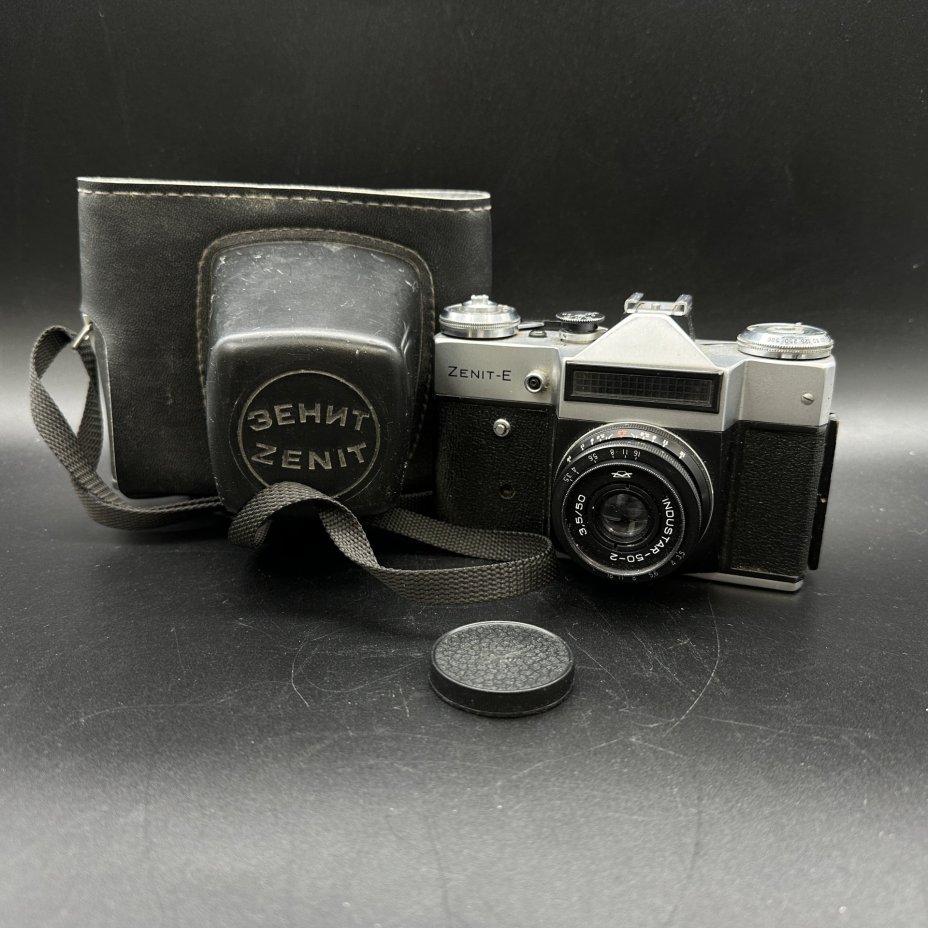 Фотоаппарат пленочный "Зенит-Е" с объективом "Индустар-50-2" в кофре, Красногорский механический завод (КМЗ)