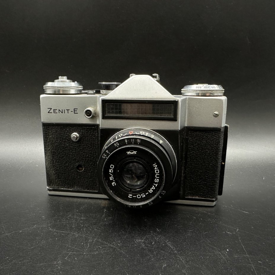 Фотоаппарат пленочный "Зенит-Е" с объективом "Индустар-50-2" в кофре, Красногорский механический завод (КМЗ)