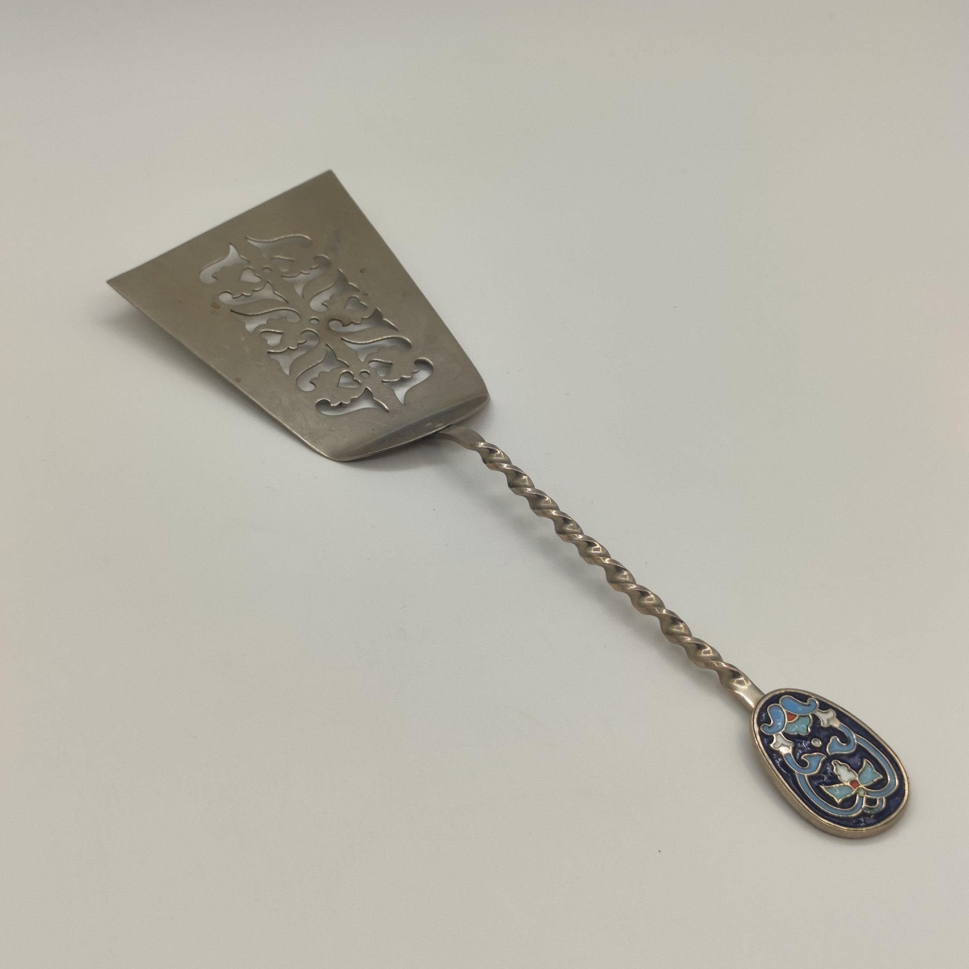 Лопатка сервировочная с прорезным декором, сталь, эмаль, СССР, 1970-1990 гг.