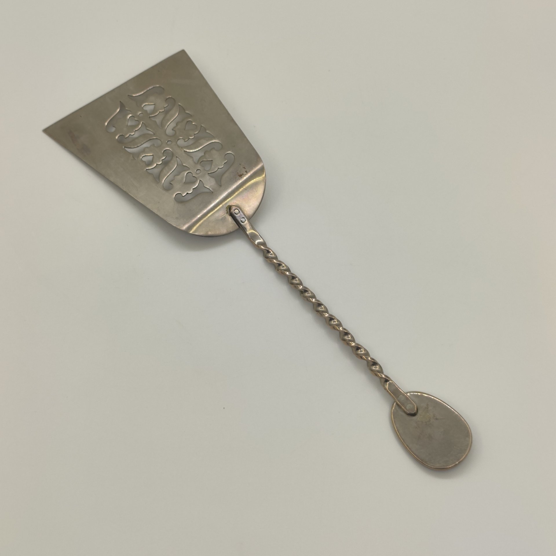 Лопатка сервировочная с прорезным декором, сталь, эмаль, СССР, 1970-1990 гг.