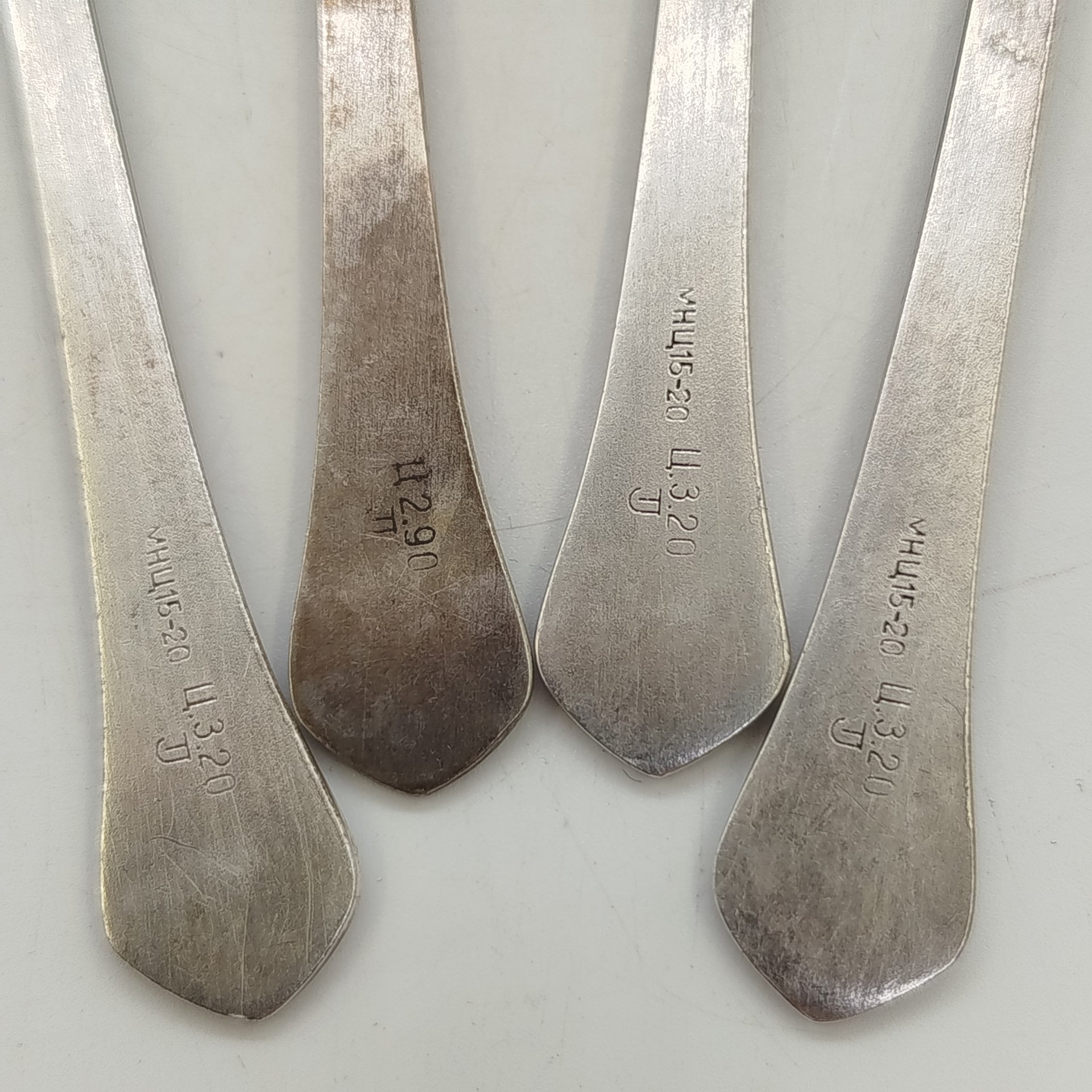 Набор из 4-х кофейных ложек, украшенных геометрическим декором