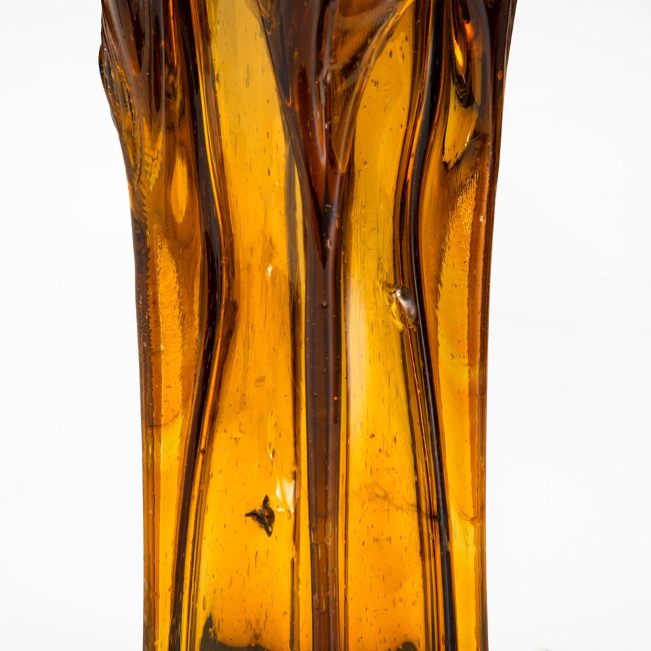 Ваза медового оттенка, выполненная в гутной технике