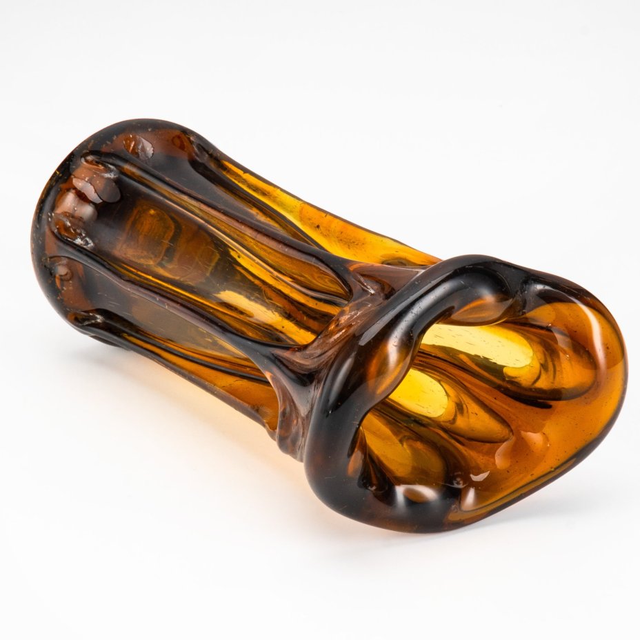 Ваза медового оттенка, выполненная в гутной технике