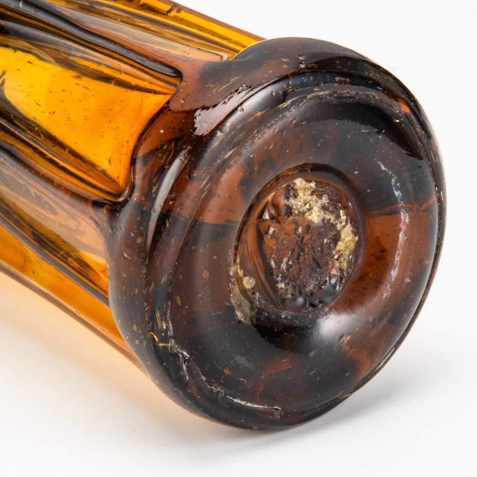 Ваза медового оттенка, выполненная в гутной технике