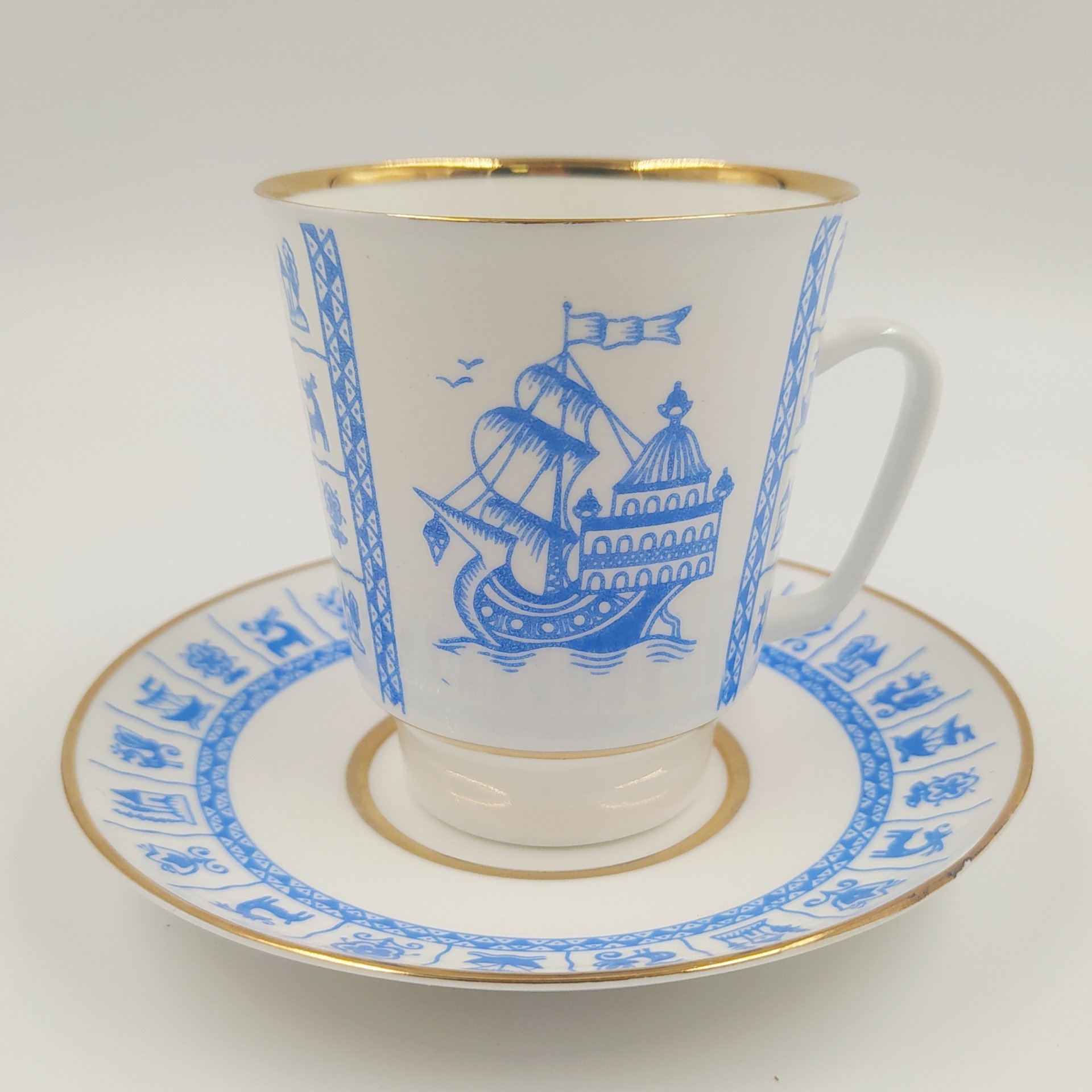 Пара кофейная "Каравелла", фарфор, деколь, золочение, Ленинградский фарфоровый завод (ЛФЗ), СССР, 1970-1992 гг.