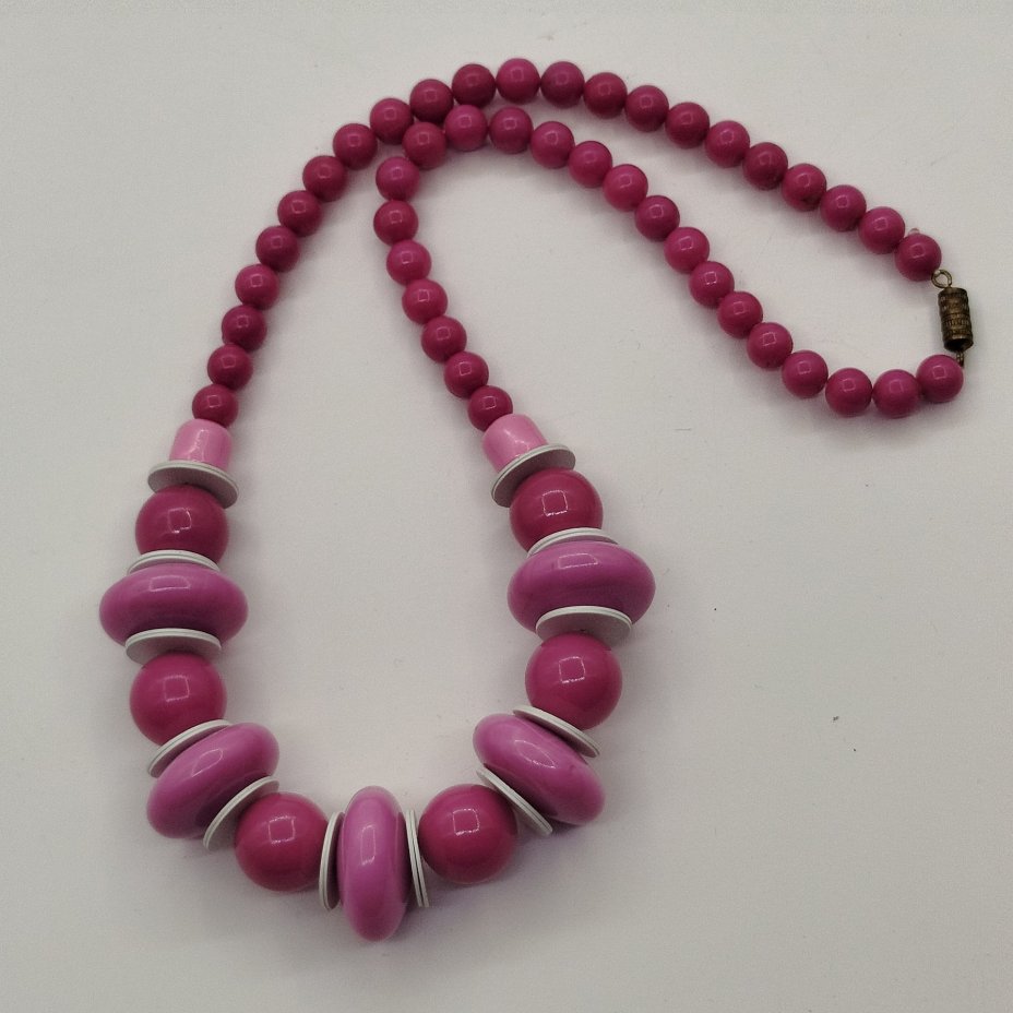 Бусы с бусинами разного размера