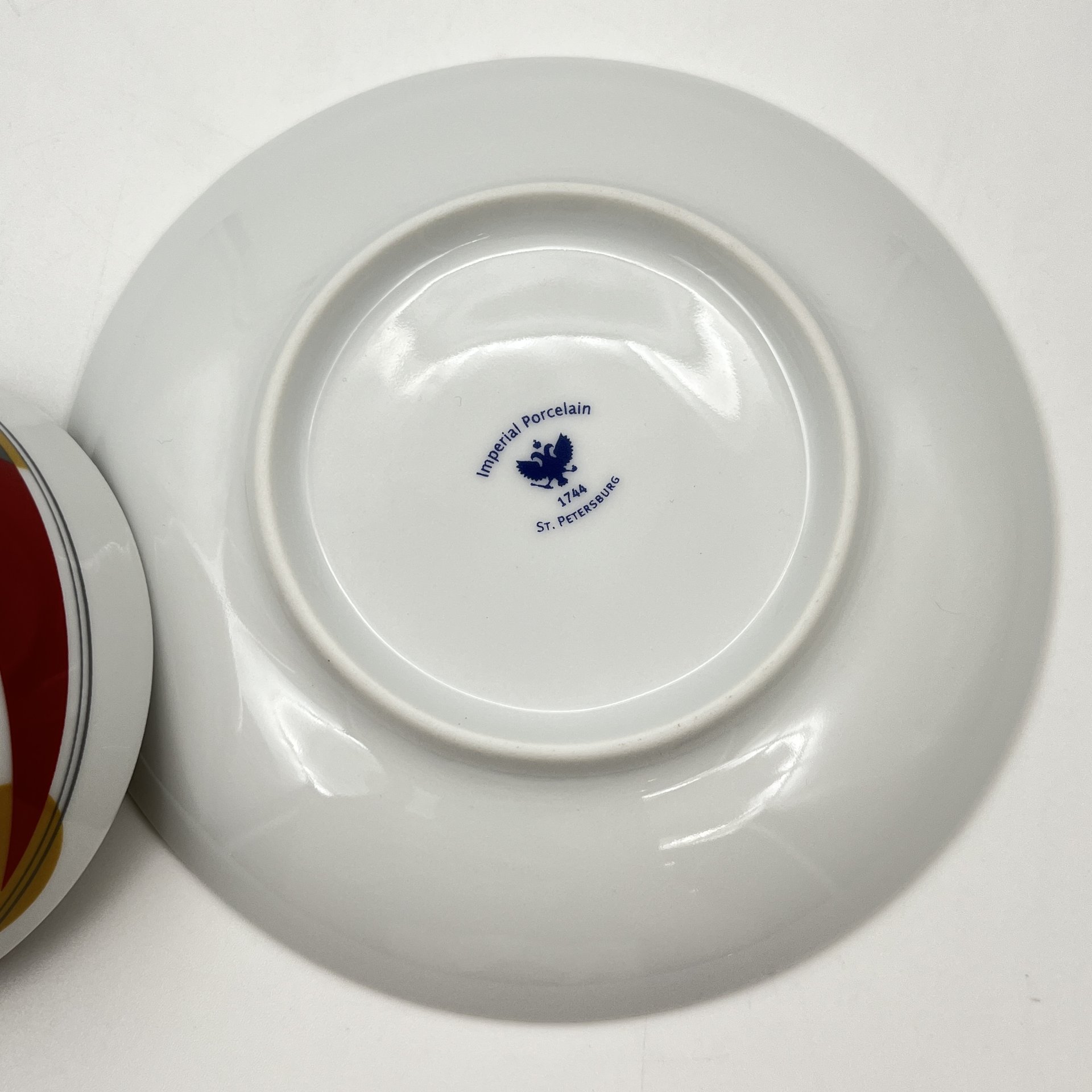 Пара чайная "Росгосстрах" в стиле супрематизма (по мотивам произведений Н.М. Суетина), в оригинальной коробке, фарфор, деколь, Императорский фарфоровый завод (ИФЗ), Россия, 2019-2020 гг.