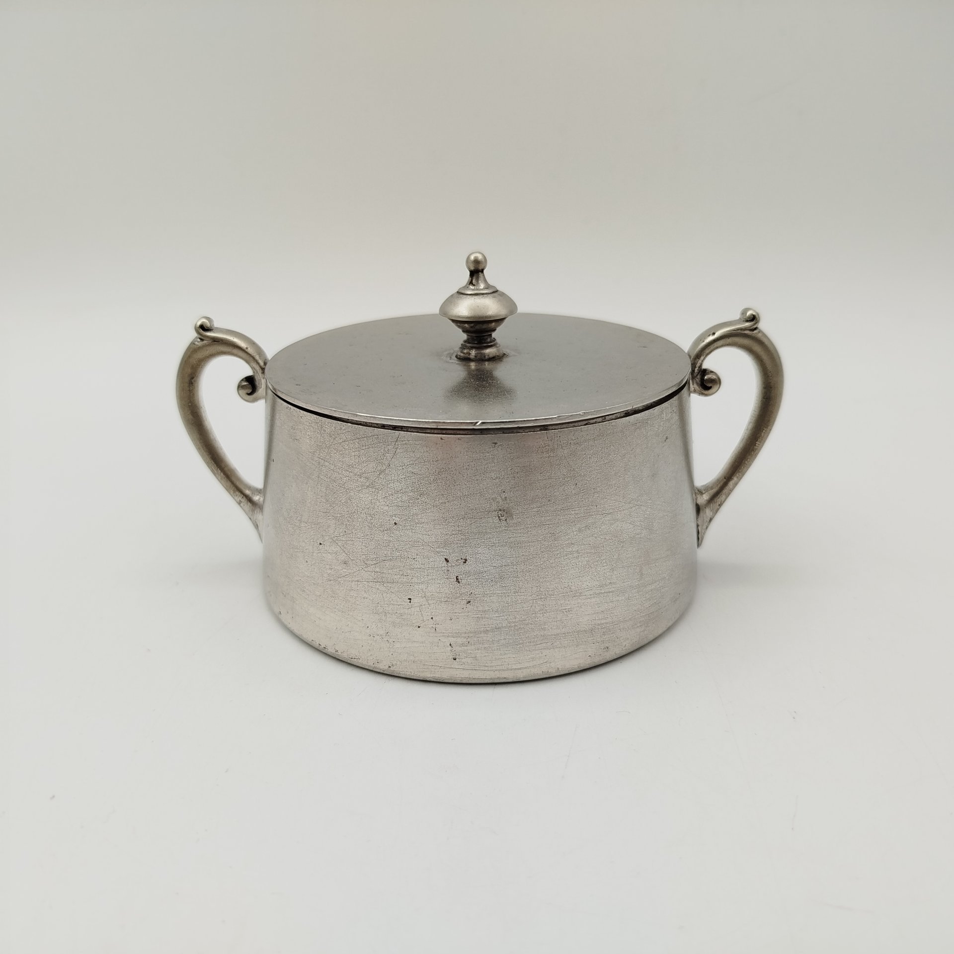 Сахарница лаконичной формы, латунь, серебрение, Arthur Krupp, Berndorf (Берндорфская фабрика металлических изделий), Германия, 1891-1927 гг.