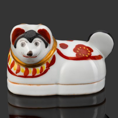 [Оберег, подарок роженицам и младенцам] Шкатулка-статуэтка "Собака Ину Харико (Inu Hariko, 犬張子)", подпись на дне "一貫", фарфор, роспись, золочение, Япония, 1940-1980 гг.