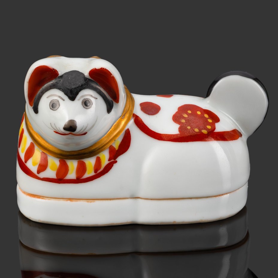 [Оберег, подарок роженицам и младенцам] Шкатулка-статуэтка "Собака Ину Харико (Inu Hariko, 犬張子)", подпись на дне "一貫", фарфор, роспись, золочение, Япония, 1940-1980 гг.