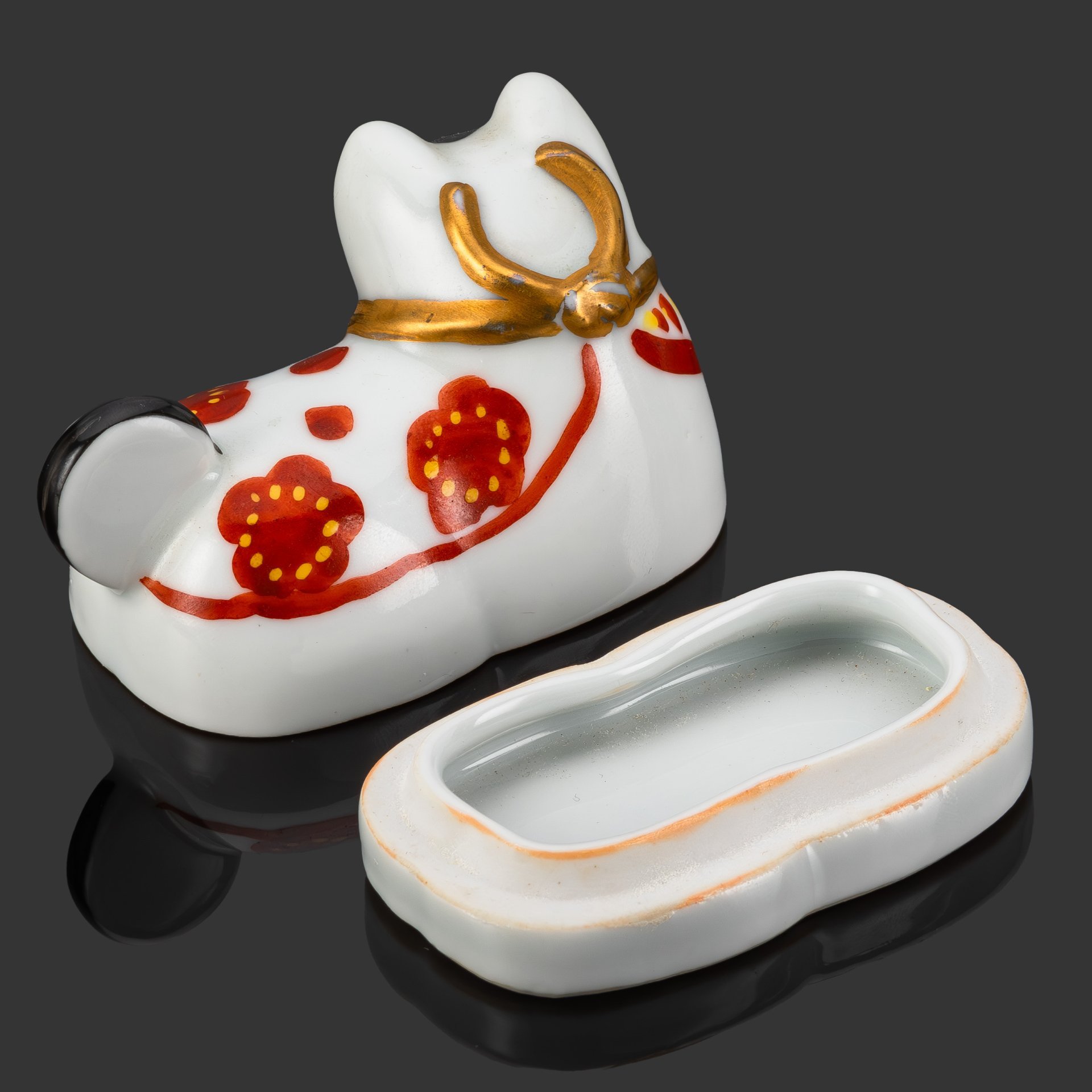 [Оберег, подарок роженицам и младенцам] Шкатулка-статуэтка "Собака Ину Харико (Inu Hariko, 犬張子)", подпись на дне "一貫", фарфор, роспись, золочение, Япония, 1940-1980 гг.