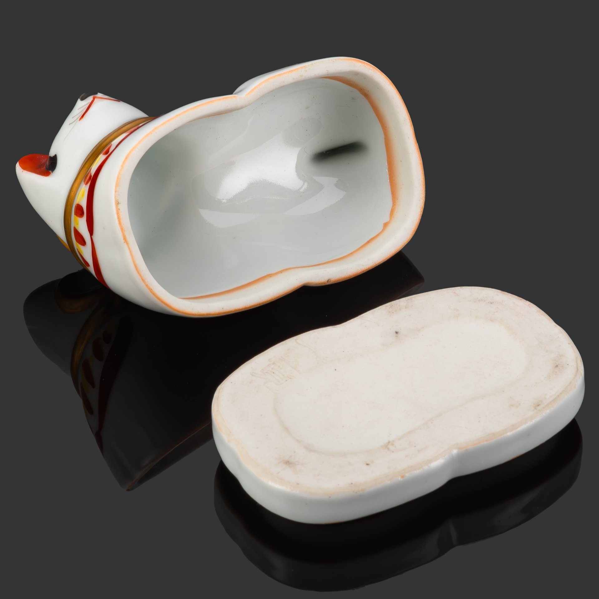 [Оберег, подарок роженицам и младенцам] Шкатулка-статуэтка "Собака Ину Харико (Inu Hariko, 犬張子)", подпись на дне "一貫", фарфор, роспись, золочение, Япония, 1940-1980 гг.