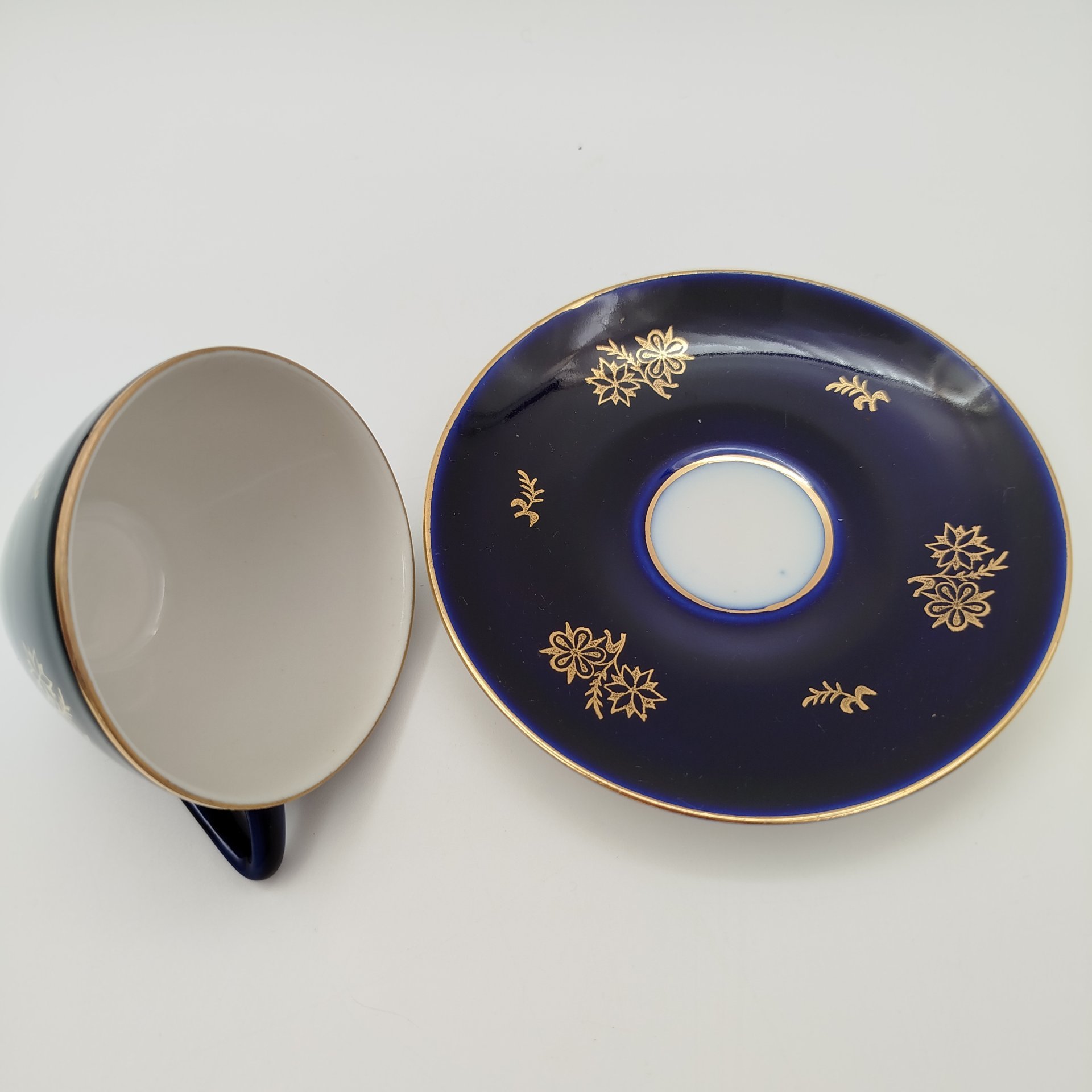 Пара кофейная с цветочным декором, форма "Утро", фарфор, крытье кобальтом, золочение, Ленинградский фарфоровый завод (ЛФЗ), СССР, 1960-1992 гг.