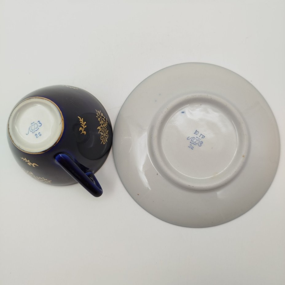 Пара кофейная с цветочным декором, форма "Утро", фарфор, крытье кобальтом, золочение, Ленинградский фарфоровый завод (ЛФЗ), СССР, 1960-1992 гг.