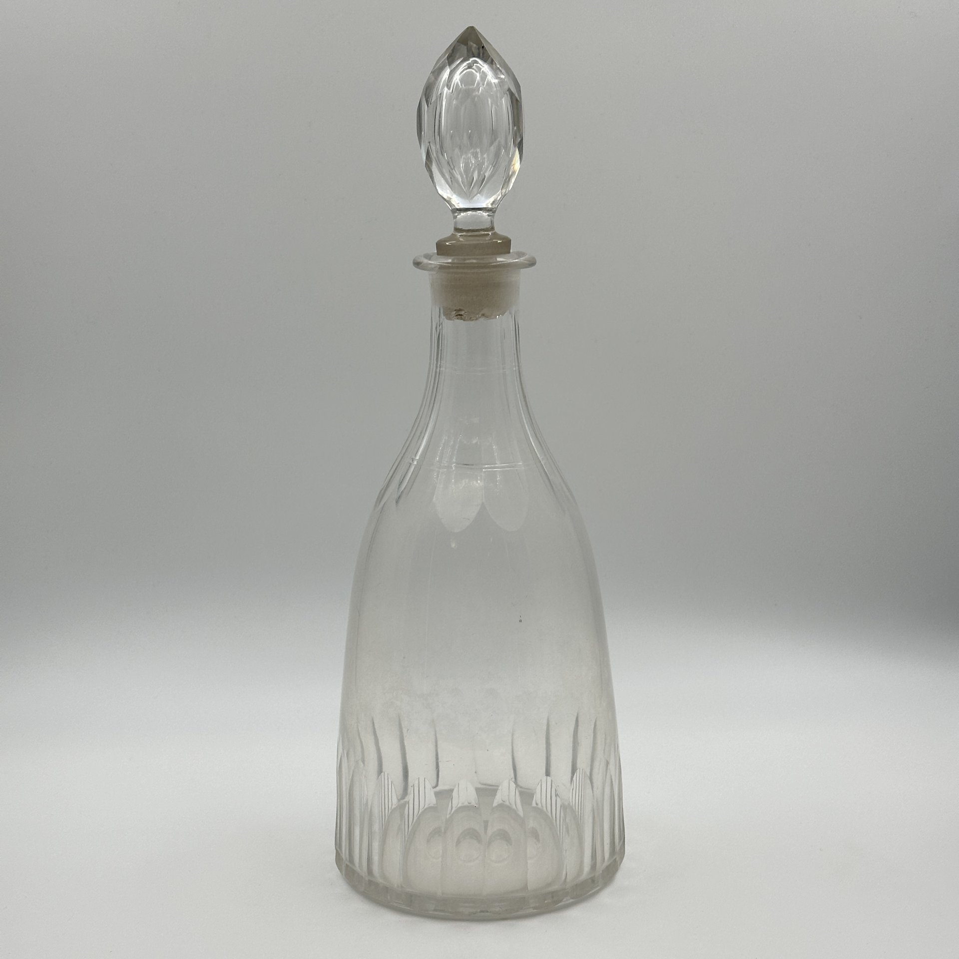 Штоф с граненым основанием и пробкой, стекло, Европа, 1950-1970 гг.
