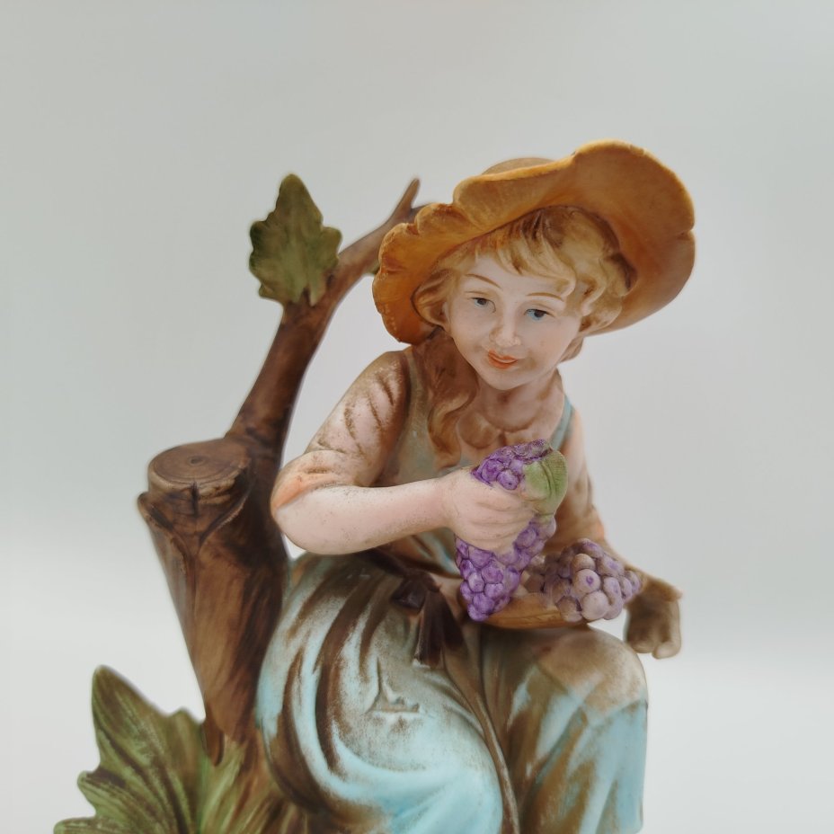 Статуэтка "Девушка с виноградом", фарфор, роспись, Люксембург, 1980-2000 гг.
