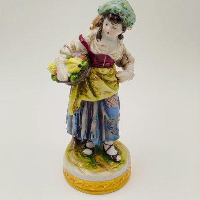 Статуэтка "Девочка с корзиной фруктов", фарфор, роспись, золочение, Aelteste Volkstedt, Германия, 1945-1958 гг.