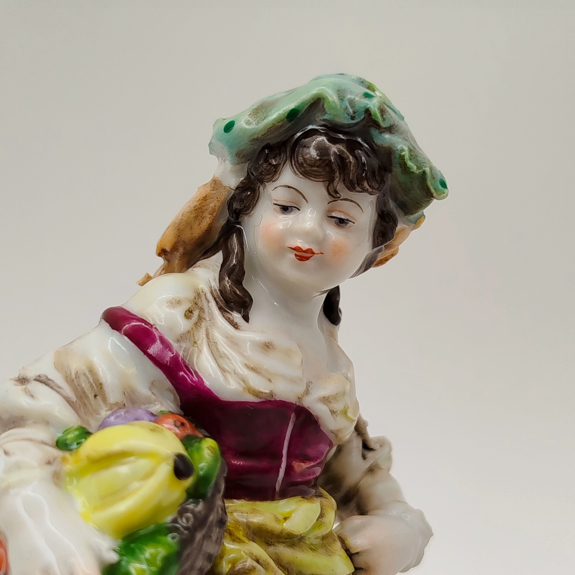 Статуэтка "Девочка с корзиной фруктов", фарфор, роспись, золочение, Aelteste Volkstedt, Германия, 1945-1958 гг.
