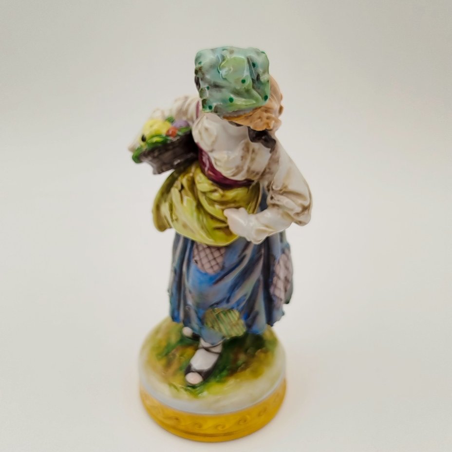 Статуэтка "Девочка с корзиной фруктов", фарфор, роспись, золочение, Aelteste Volkstedt, Германия, 1945-1958 гг.
