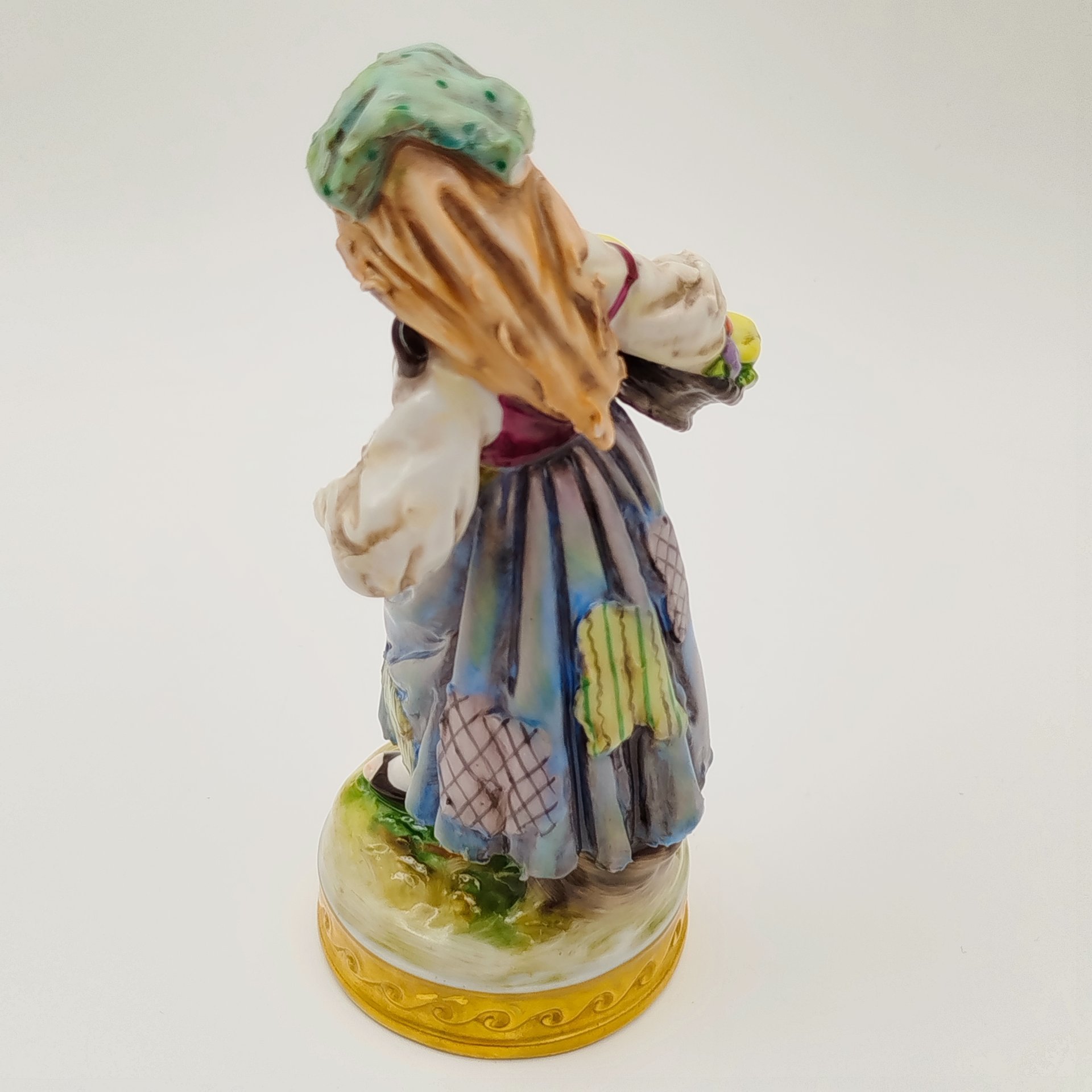 Статуэтка "Девочка с корзиной фруктов", фарфор, роспись, золочение, Aelteste Volkstedt, Германия, 1945-1958 гг.
