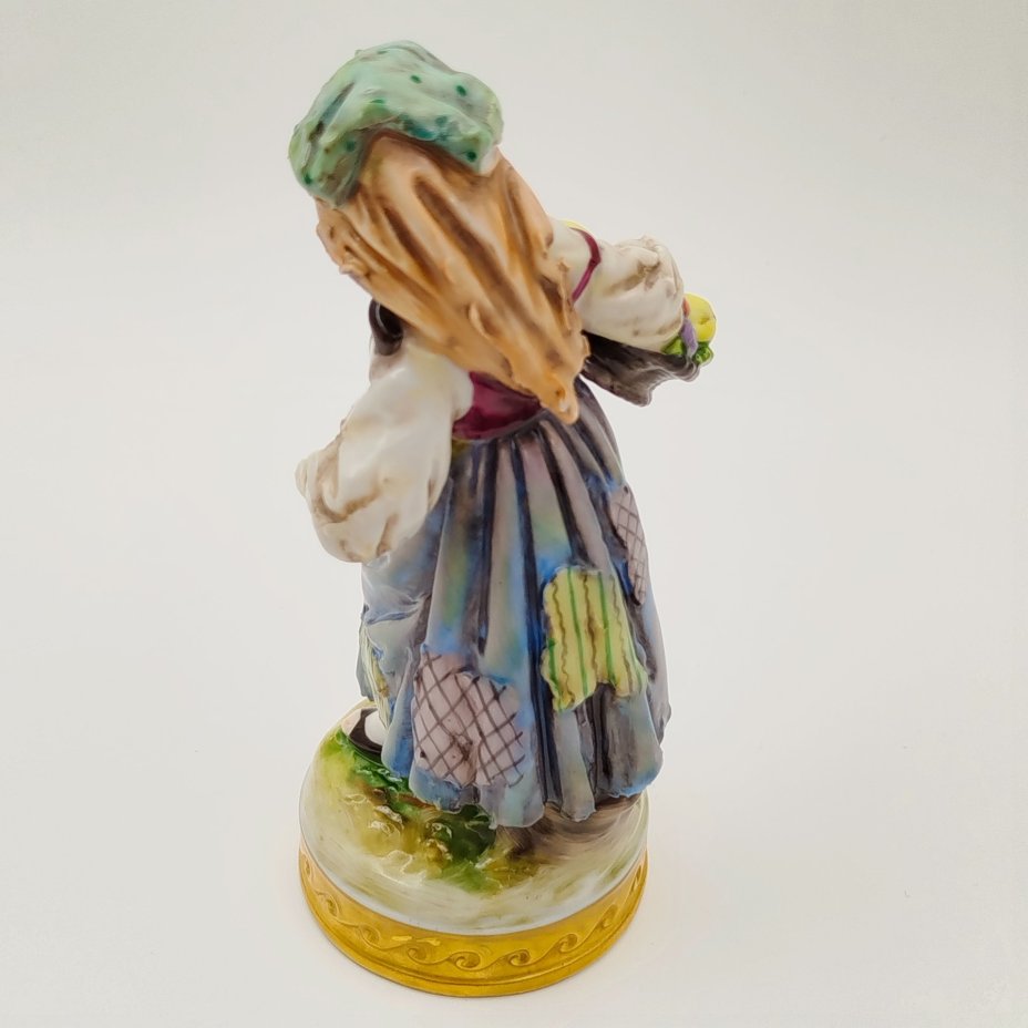 Статуэтка "Девочка с корзиной фруктов", фарфор, роспись, золочение, Aelteste Volkstedt, Германия, 1945-1958 гг.