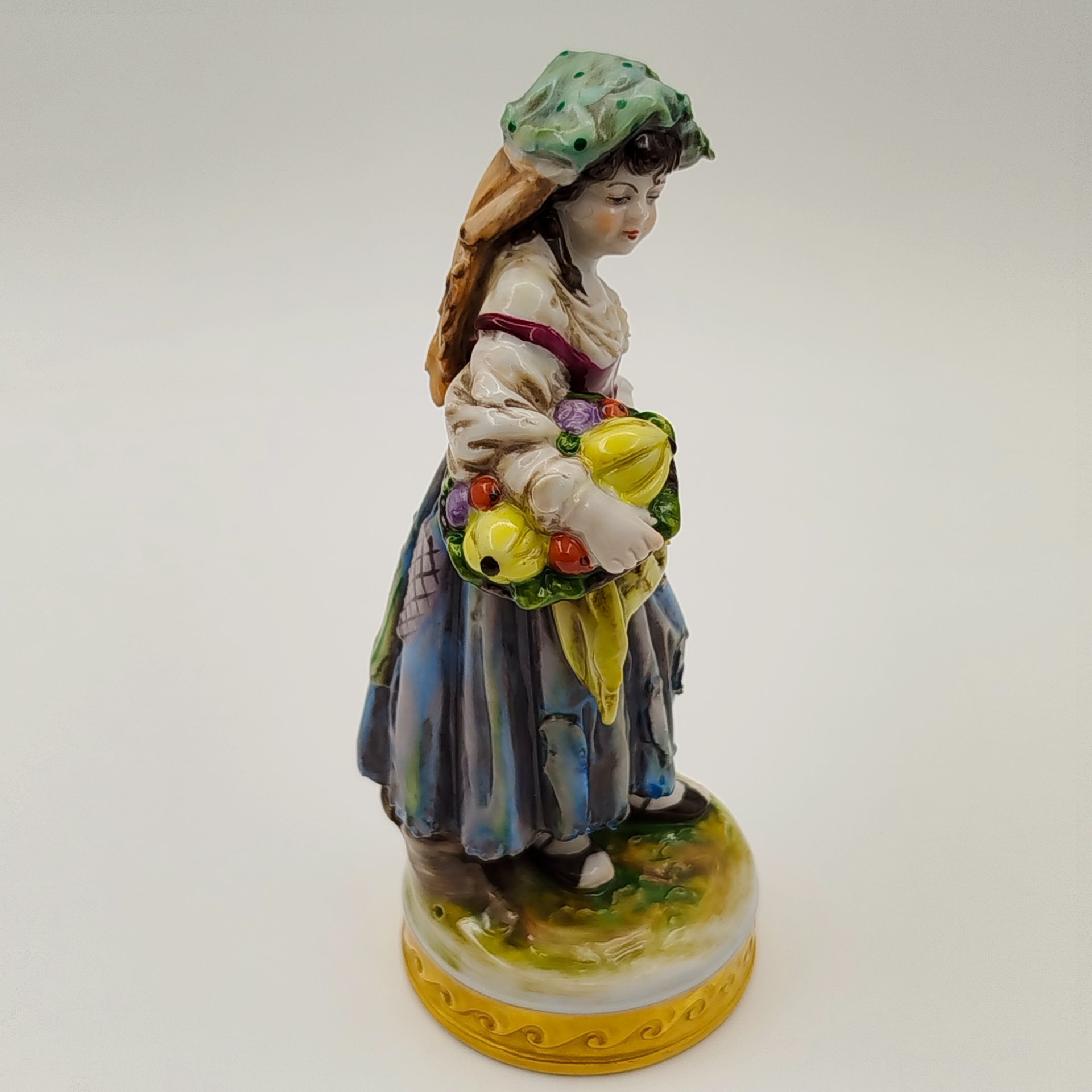 Статуэтка "Девочка с корзиной фруктов", фарфор, роспись, золочение, Aelteste Volkstedt, Германия, 1945-1958 гг.