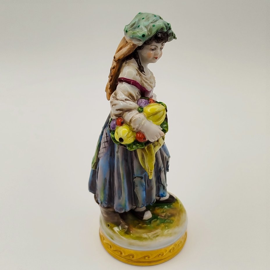Статуэтка "Девочка с корзиной фруктов", фарфор, роспись, золочение, Aelteste Volkstedt, Германия, 1945-1958 гг.