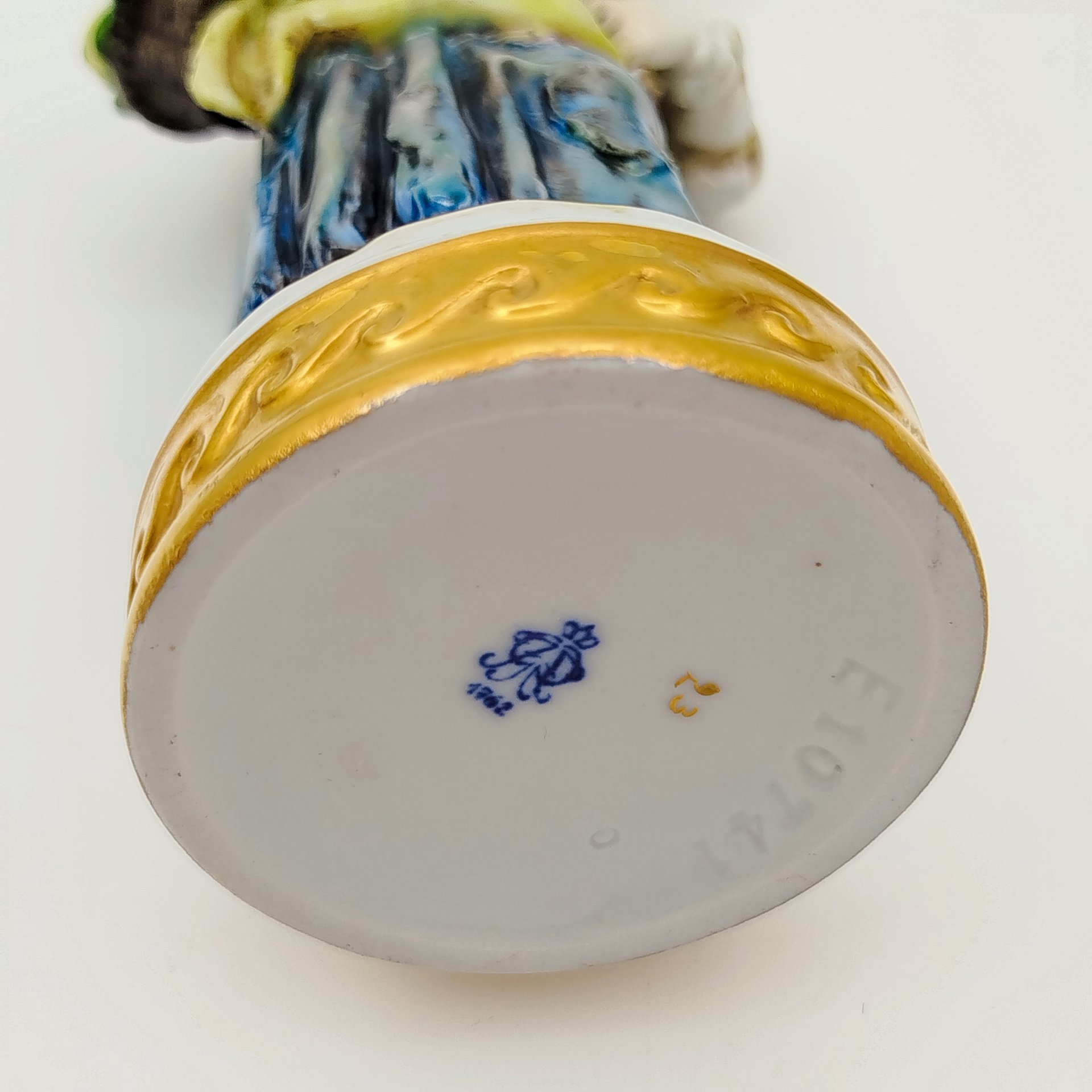 Статуэтка "Девочка с корзиной фруктов", фарфор, роспись, золочение, Aelteste Volkstedt, Германия, 1945-1958 гг.