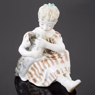 Статуэтка "Девочка с кошкой", скульптор Холодная М.П., Конаковский фаянсовый завод им. М.И. Калинина (ЗиК Конаково)