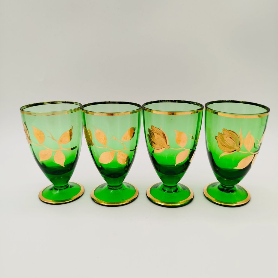Набор рюмок на 4 персоны, украшенные изображением цветка, цветное стекло, золочение, Чехословакия, 1980-1990 гг.
