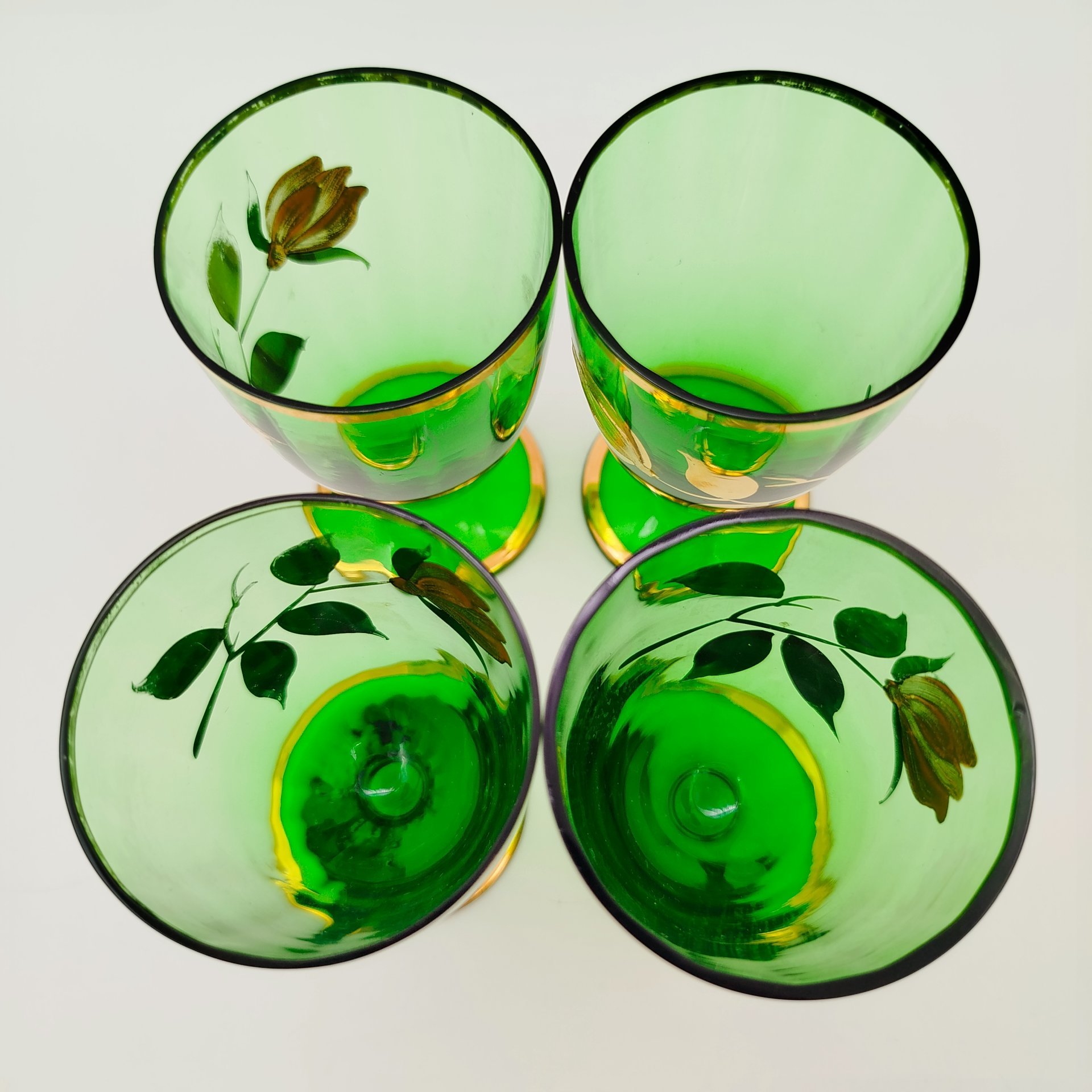 Набор рюмок на 4 персоны, украшенные изображением цветка, цветное стекло, золочение, Чехословакия, 1980-1990 гг.