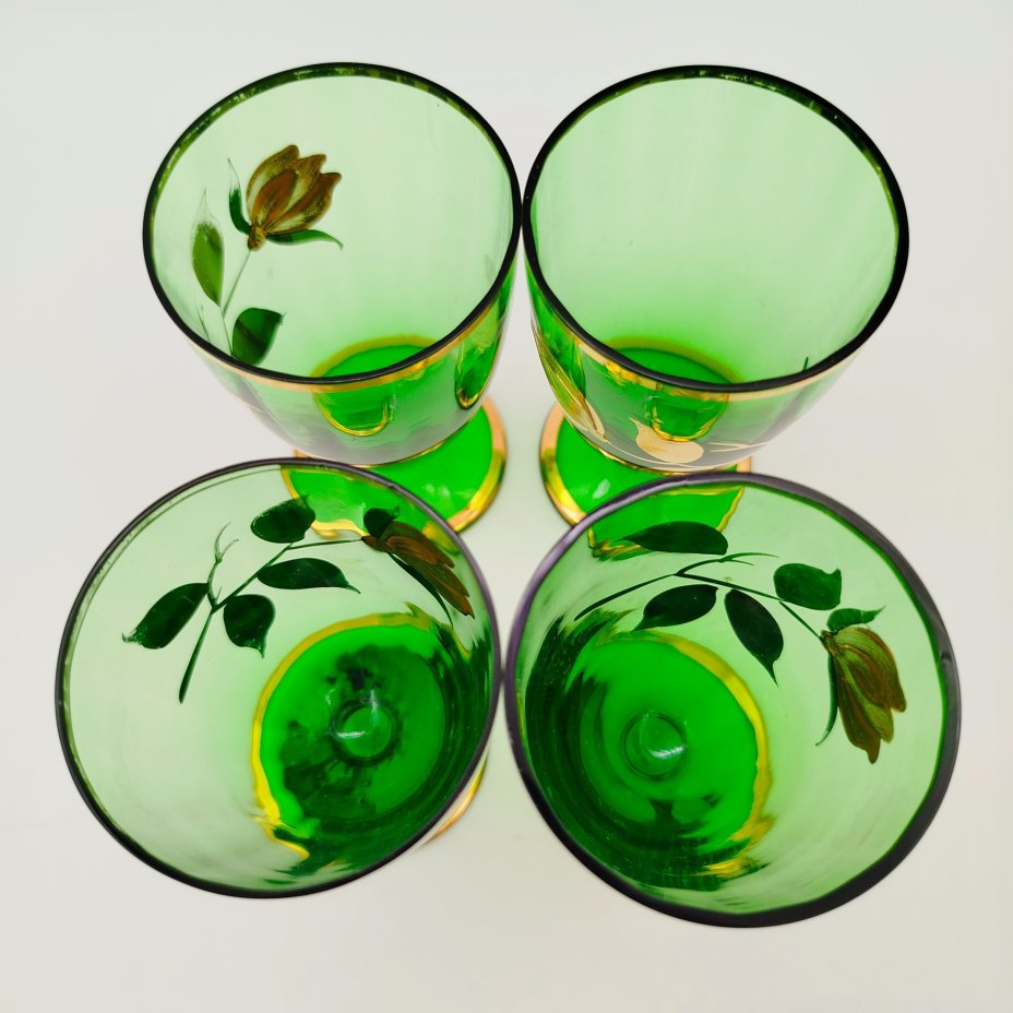 Набор рюмок на 4 персоны, украшенные изображением цветка