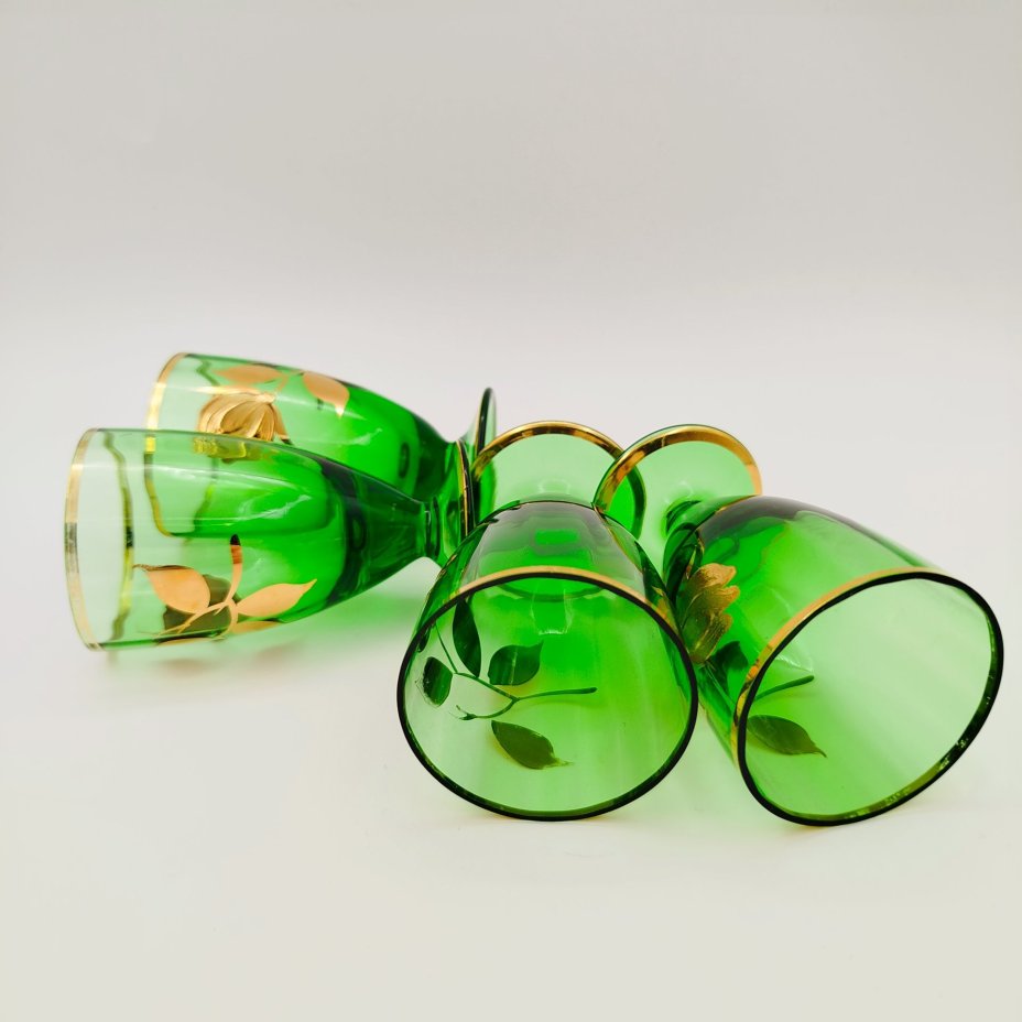 Набор рюмок на 4 персоны, украшенные изображением цветка