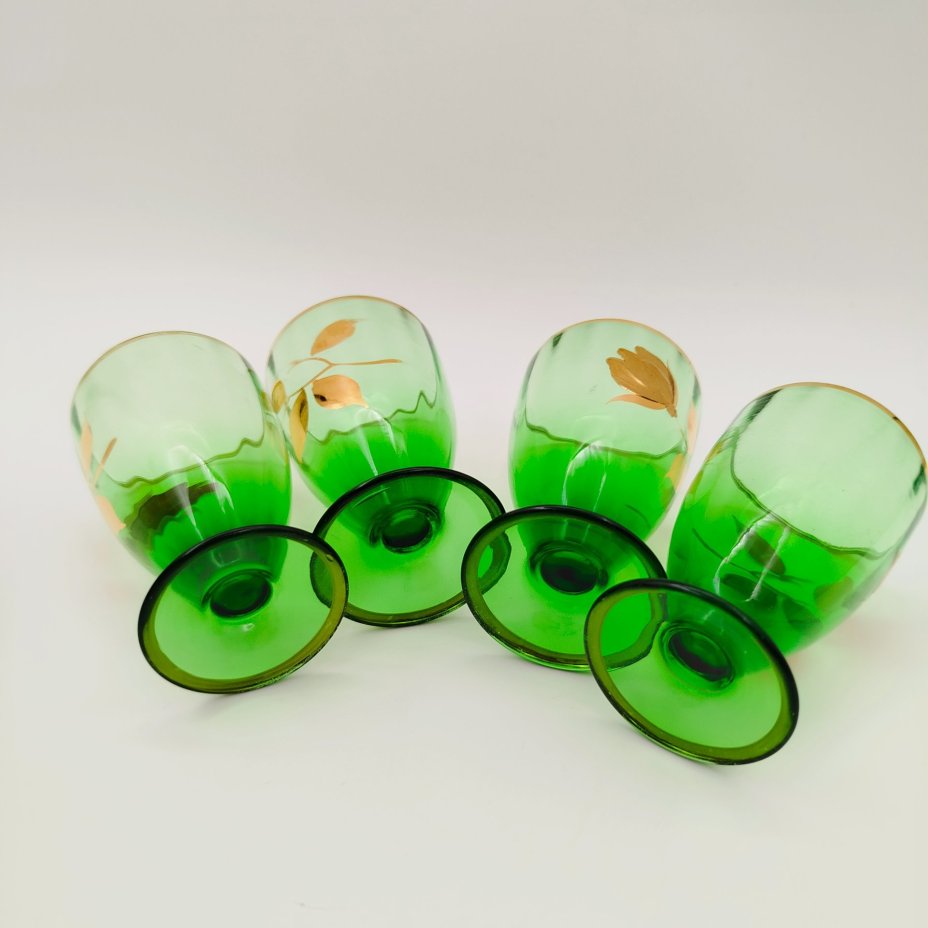 Набор рюмок на 4 персоны, украшенные изображением цветка