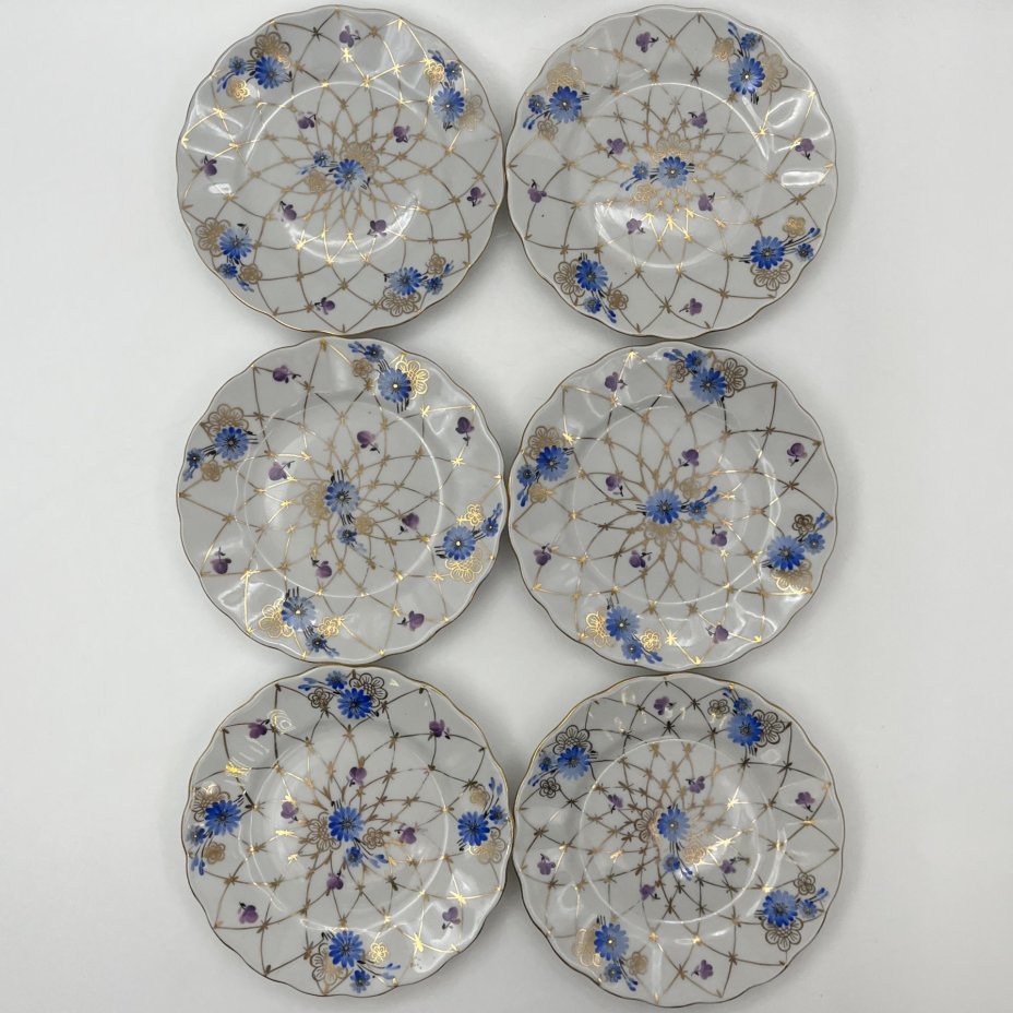 Набор из шести пирожковых тарелок "Золотая сетка" ("Васильки"), фарфор, роспись, золочение, Ленинградский фарфоровый завод (ЛФЗ), СССР, 1970-1992 гг.