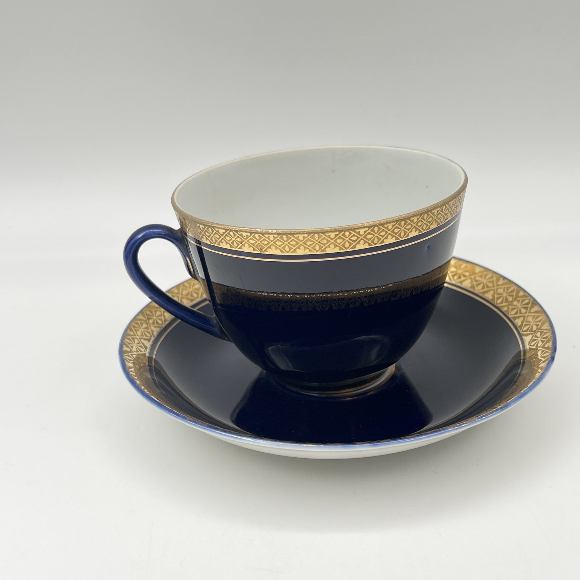 Пара чайная с растительным орнаментом (в подборе), фарфор, крытье кобальтом, золочение, Ленинградский фарфоровый завод (ЛФЗ), СССР, 1960-1970 гг.